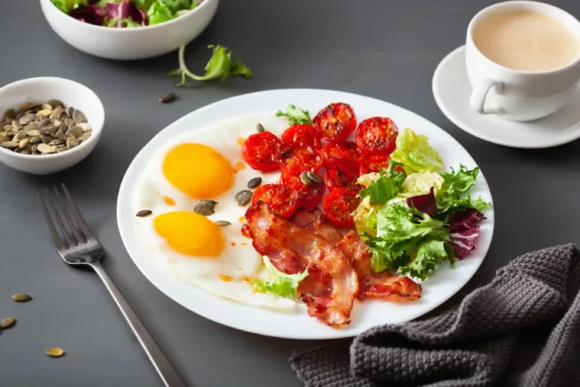 healthy-keto-diet-breakfast-egg-tomatoes-salad-leaves-bacon (1)_11zon